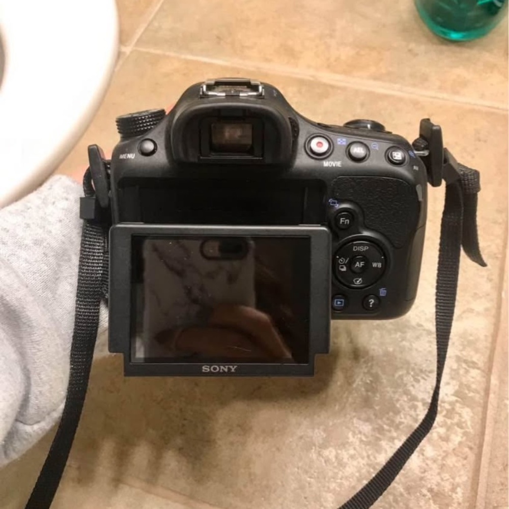 Sony SLR camera - Picture 3 of 3